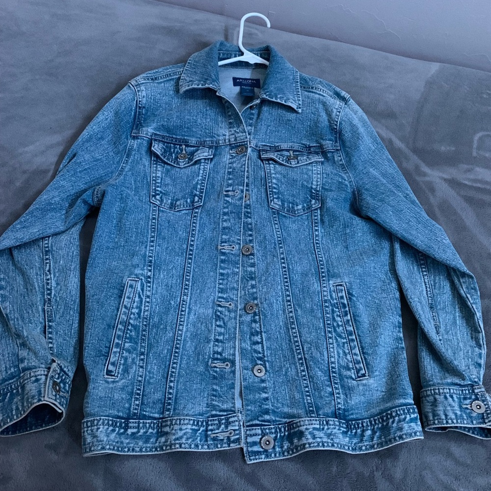 Brand is “Arizona jean co”the size is XS but it fits like a medium! Never worn.